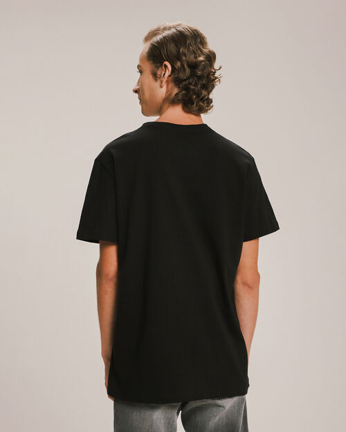 Playera Fit Regular Estampada Negra